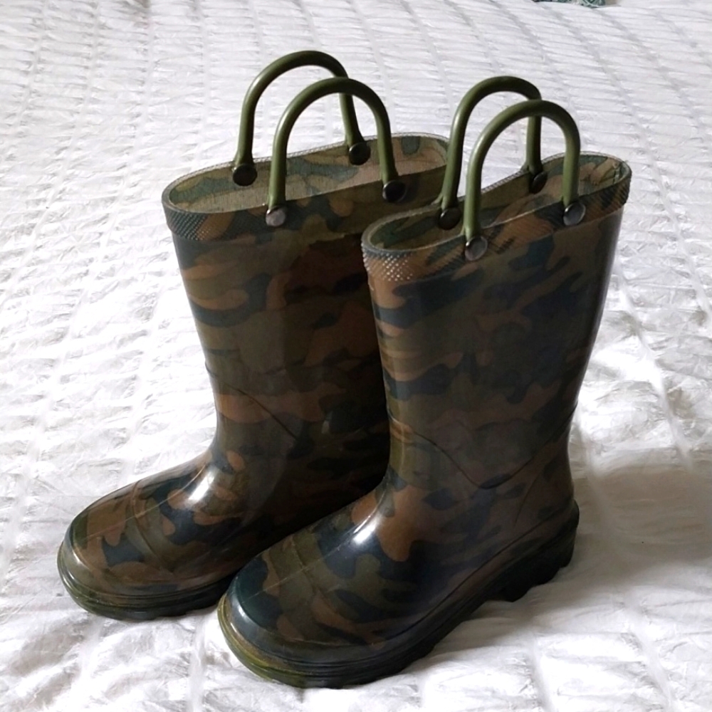 Boy rain boots